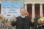 Andreas Steinfatt dirigierte den "Tölzer Schützenmarsch" (Foto. Ingrid Grossmann)